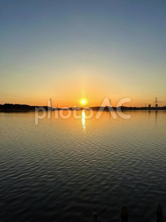 雲ひとつない夕暮れ 湖,夕暮れ,景色の写真素材