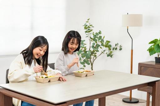 ご飯を食べる女の子 ご飯を食べる女の子 家族,食事,子どもの写真素材