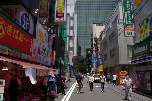 秋葉原2025夏　ジャンク通り方向へ 秋葉原,電気街,看板の写真素材