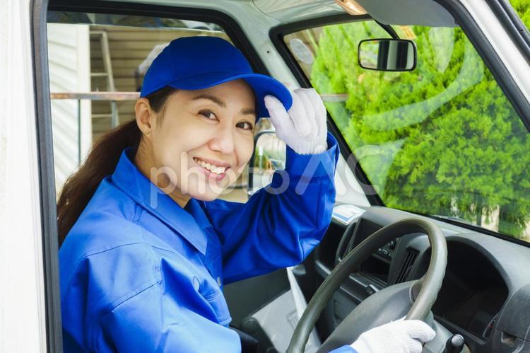 青色の作業服を着た女性 ビジネス,女性,人物の写真素材