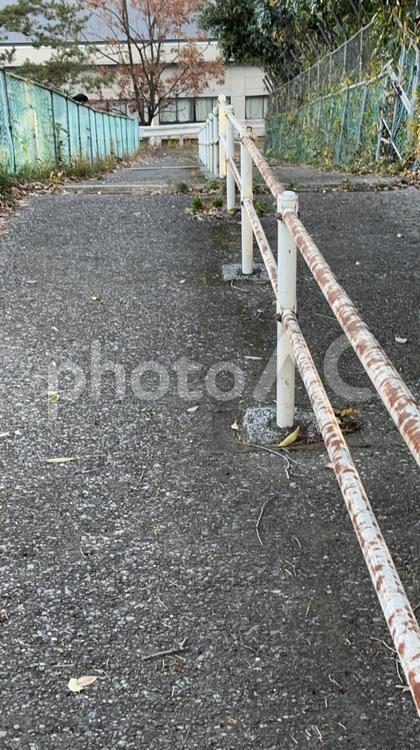 アスファルトの坂道と手すり 歩道,アスファルト,斜面の写真素材