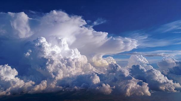 夏空を彩る:壮大な積乱雲のパノラマ 夏空を彩る:壮大な積乱雲のパノラマの写真