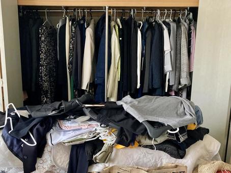 年末のクローゼット大掃除 大掃除,衣類,片付けの写真素材