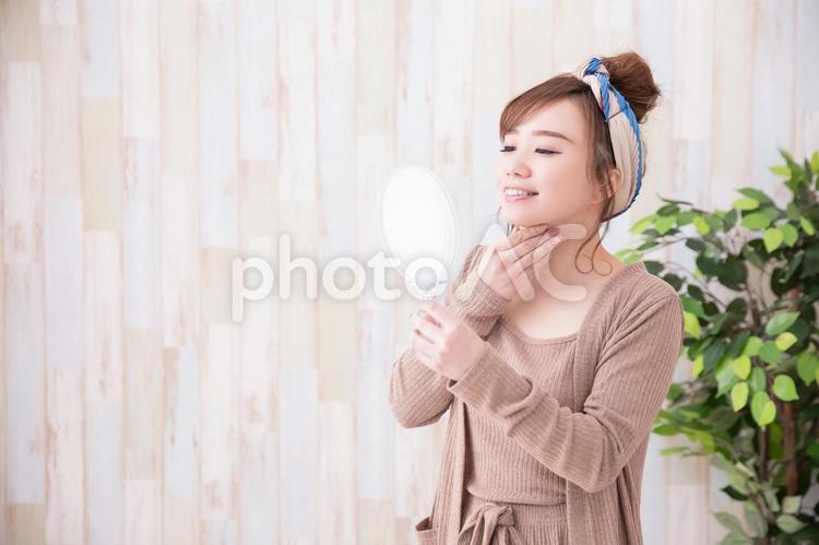 ルームウェアの女性 二重あご,二重顎,二十顎の写真素材