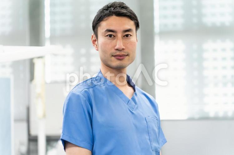 カメラ目線のケーシーを着た男性 歯科,歯科衛生士,歯の写真素材