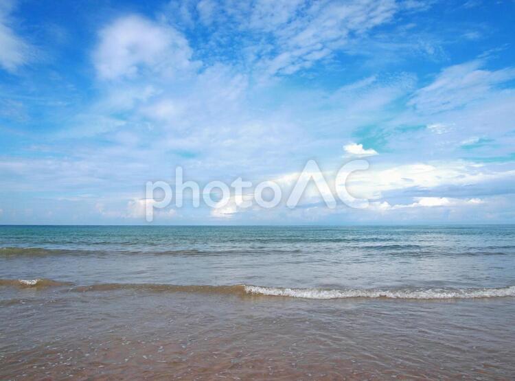 晴れた空と波のあるビーチ 海,ビーチ,波の写真素材