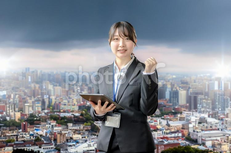 拳を握る女性と都市風景 株価,投資,経済の写真素材