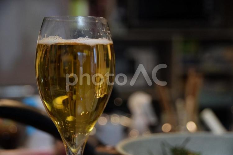 仕事終わりの 生ビール,リビング,ビールグラスの写真素材