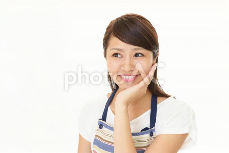 エプロンを着た笑顔の女性 女性,女,主婦の写真素材