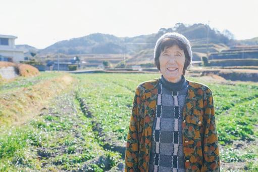 田舎でほほえむ高齢の女性 田舎でほほえむ高齢の女性 コピースペース,農作業,微笑みの写真素材