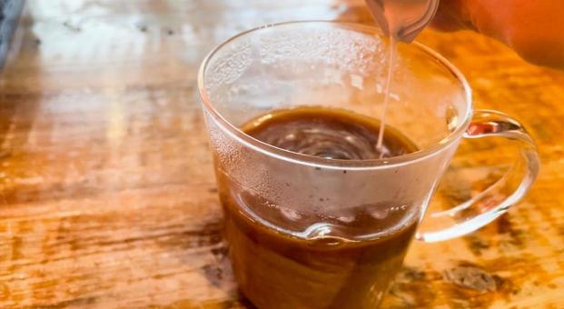 コーヒーにミルクを注ぐ様子 コーヒーにミルクを注ぐ様子 飲み物,コーヒー,ドリンクの写真素材