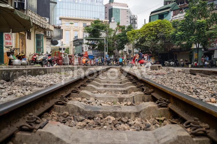 【ベトナム】ハノイの旧市街にある線路 ベトナム,ハノイ,電車の写真素材