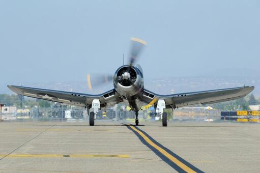 タキシングするコルセア コルセア,fー4u,大戦機の写真素材