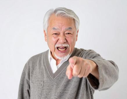 怒って文句を言う老人の写真
