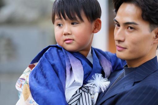 父親にだっこされる男の子 父親にだっこされる男の子の写真