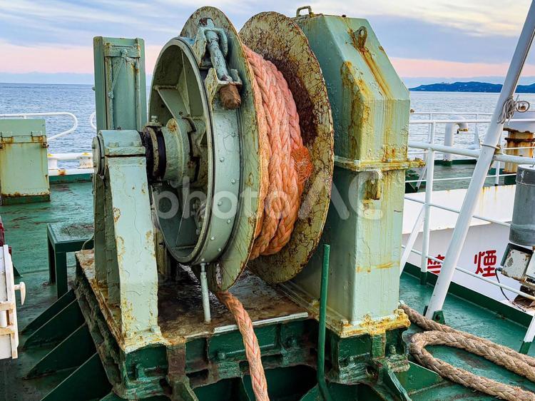 フェリーの係留ロープ01 ロープ,巻取機,縄の写真素材
