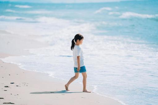 海水浴場で遊ぶ女の子 海水浴場で遊ぶ女の子 夏,海水浴場,海の写真素材