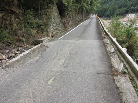 山間の細い舗装道路 山間の細い舗装道路の写真