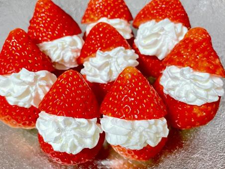 苺のサンタ　クリスマス　デザート いちご,サンタクロース,クリスマスの写真素材