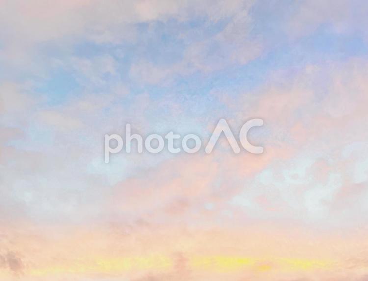 空　雲　淡い　おしゃれ　パステルカラー　コピースペース　バックグラウンド　背景　優しい色合い　ふわふわ　スモーキー　幻想的　水彩画のよう 空,雲,淡いの写真素材
