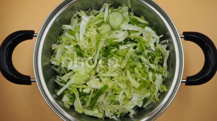 キャベツのサラダ・家庭料理（具と混ぜる） キャベツ,ツナ,麺の写真素材