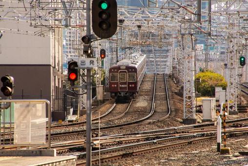 阪急十三駅から梅田方面を見た 阪急十三駅から梅田方面を見たの写真