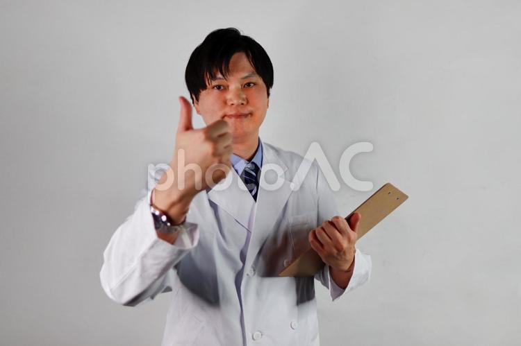 白衣の医師のサムズアップ 医師,白衣,クリップボードの写真素材
