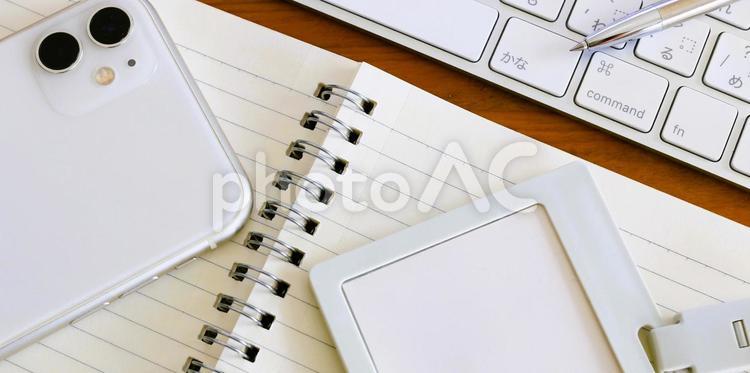 ビジネスツールと社員証　俯瞰 ビジネスツール,社員証,デスクワークの写真素材
