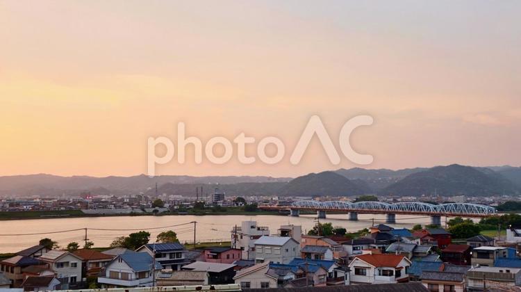 夕暮れの紀の川と和歌山の街並み 夕暮れの紀の川,和歌山の街並み,紀の川の写真素材