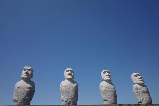 青い空とモアイ 青い空とモアイの写真