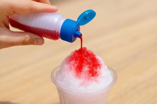 かき氷にシロップをかける・夏スイーツ かき氷にシロップをかける・夏スイーツの写真