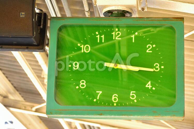 駅のホームの時計 駅のホームの時計,時計,駅の写真素材