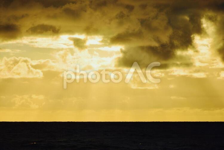 海の上、雲の向こうの夕日 夕日,海,オレンジの写真素材