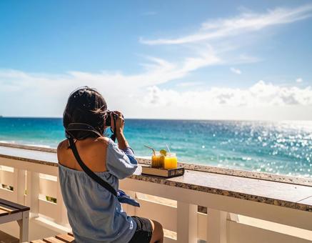 海の写真を撮る女性 海の写真を撮る女性の写真