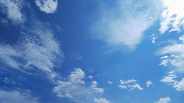 高い雲 流れる雲の写真