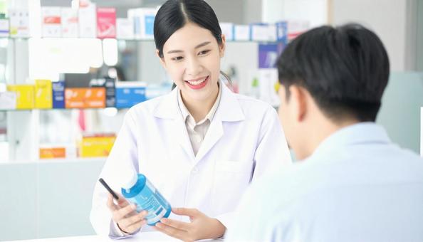 笑顔で働く薬剤師 笑顔で働く薬剤師の写真