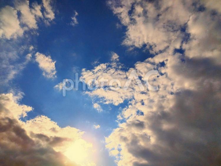 青空と雲掛かった太陽（夕方） 空,太陽,雲の写真素材