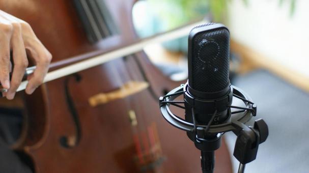 マイクとチェロ　宅録 自宅,録音,宅録の写真素材