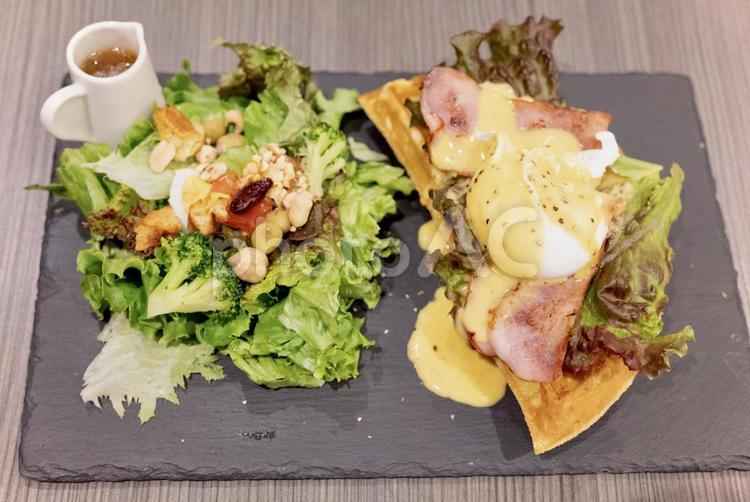 エッグベネディクト エッグベネディクト,食べ物,カフェの写真素材