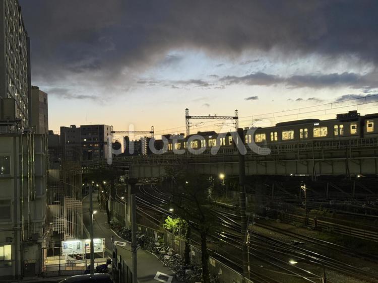 夕方の南千住 ビル,夕方,夕焼けの写真素材