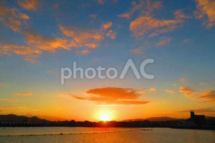 １１月下旬の大池からの日の出 背景,日の出,朝焼けの写真素材