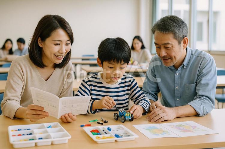 親子手作りロボ教室　小学生steam教育 ボット教室,親子参加,小学生の写真素材