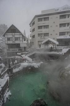 大雪に見舞われた草津 大雪に見舞われた草津 雪,積雪,銀世界の写真素材