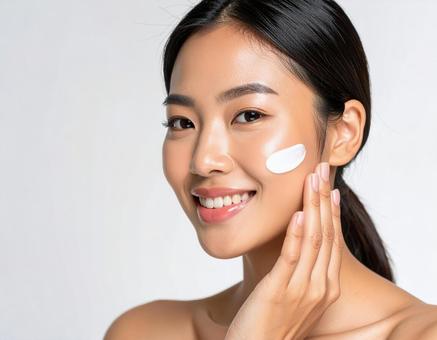 保湿クリームを塗る女性 スキンケア2 保湿クリームを塗る女性 スキンケア2の写真