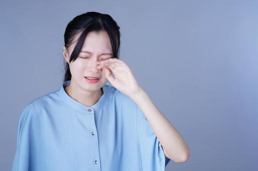 泣いたふり青い服の女性 女性,泣く,嘘泣きの写真素材