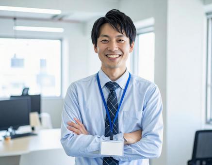 腕組みをする笑顔の男性会社員 腕組みをする笑顔の男性会社員の写真