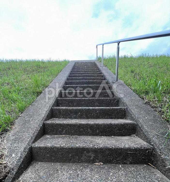 土手に続く階段 土手,階段,芝生の写真素材