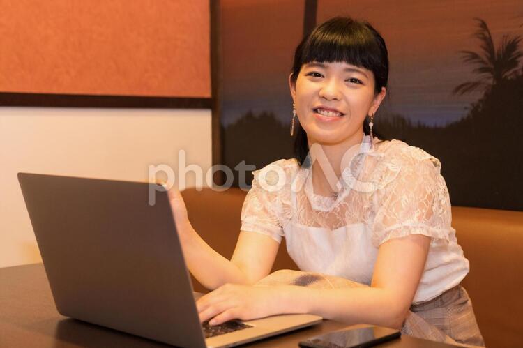 ノートパソコンと笑顔の女性 ノートパソコンと笑顔の女性 笑顔,ノートパソコン,リモートワークの写真素材