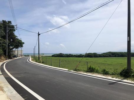 小浜島の海へ続く道 小浜島の海へ続く道の写真