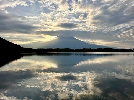 朝日を隠す雲と富士山 朝日を隠す雲と富士山 富士山,朝,田貫湖の写真素材
